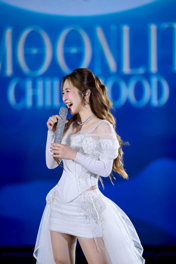 Bất ngờ với nhan sắc Hương Tràm ngày trở lại