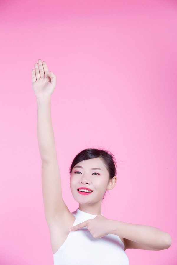 Bí quyết dưỡng trắng sáng vùng da đầu gối và dưới cánh tay an toàn, hiệu quả tại nhà