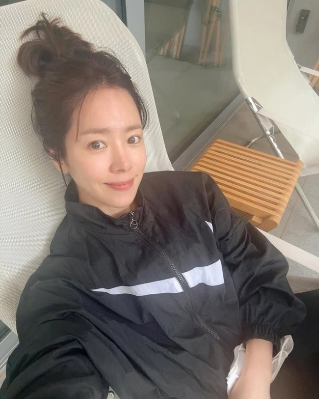 Bí quyết giữ dáng thon, da căng mịn của Han Ji Min ở tuổi 42