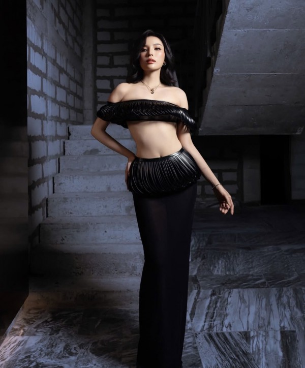 Bộ cánh đẹp mà hở của Sam và những lần diện trang phục gây giật mình của sao Việt Bộ cánh đẹp mà hở của Sam và những lần diện trang phục gây giật mình của sao Việt