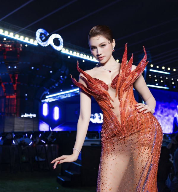 Bộ cánh đẹp mà hở của Sam và những lần diện trang phục gây giật mình của sao Việt Bộ cánh đẹp mà hở của Sam và những lần diện trang phục gây giật mình của sao Việt