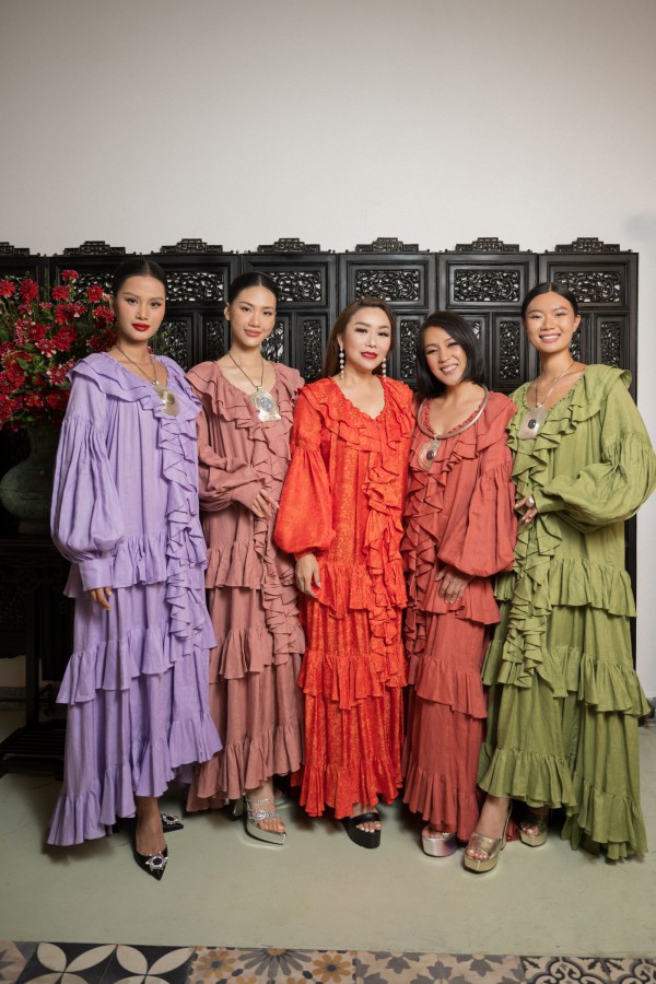 Bùi Quỳnh Hoa, Hương Ly, Hồng Đăng cùng diện váy bèo nhún trong sự kiện từ thiện