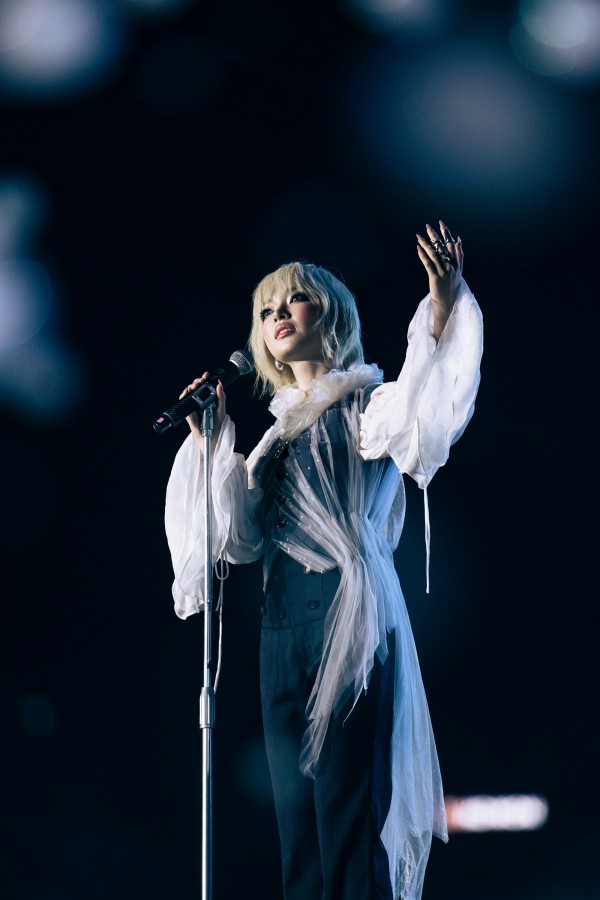 Châu Bùi biến hoá phong cách trên sân khấu concert 