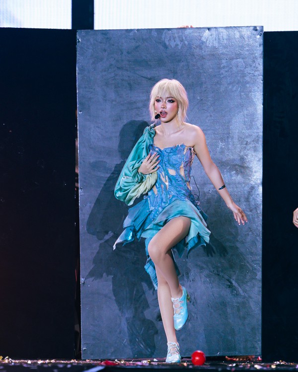 Châu Bùi biến hoá phong cách trên sân khấu concert 