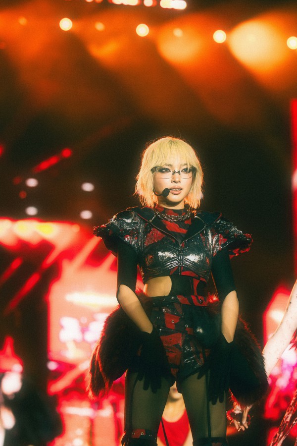 Châu Bùi biến hoá phong cách trên sân khấu concert 