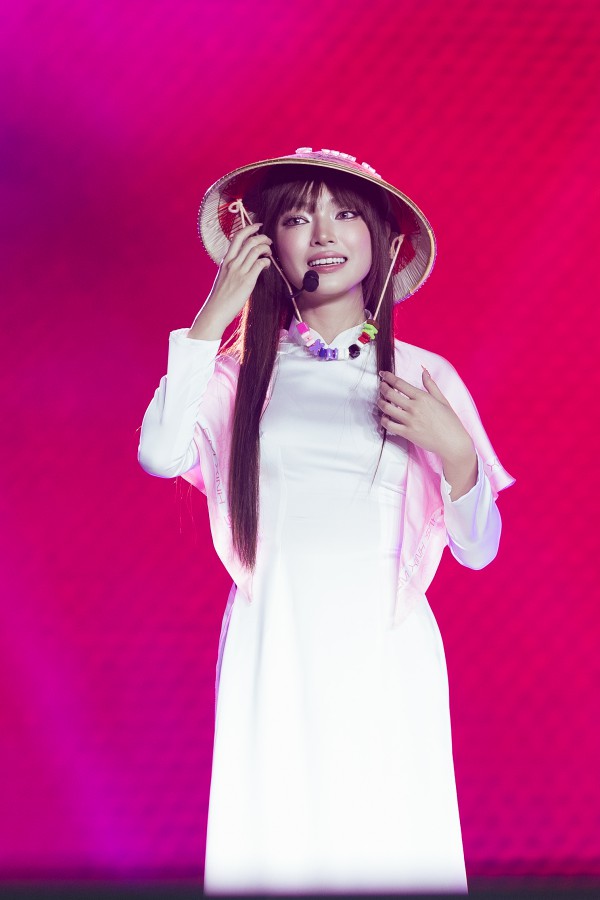 Châu Bùi biến hoá phong cách trên sân khấu concert 