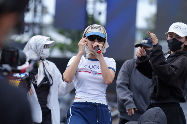 Chi Pu diện mốt quàng khăn "bà ngoại" giống G-Dragon, đơn giản mà vẫn đẹp Chi Pu diện mốt quàng khăn "bà ngoại" giống G-Dragon, đơn giản mà vẫn đẹp