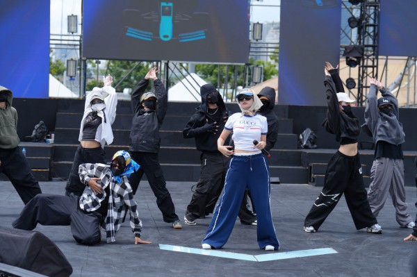 Chi Pu diện mốt quàng khăn "bà ngoại" giống G-Dragon, đơn giản mà vẫn đẹp Chi Pu diện mốt quàng khăn "bà ngoại" giống G-Dragon, đơn giản mà vẫn đẹp