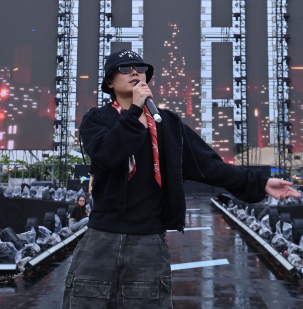 Chi Pu diện mốt quàng khăn "bà ngoại" giống G-Dragon, đơn giản mà vẫn đẹp Chi Pu diện mốt quàng khăn "bà ngoại" giống G-Dragon, đơn giản mà vẫn đẹp