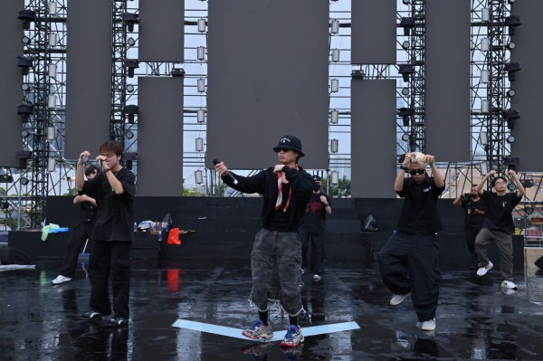 Chi Pu diện mốt quàng khăn "bà ngoại" giống G-Dragon, đơn giản mà vẫn đẹp Chi Pu diện mốt quàng khăn "bà ngoại" giống G-Dragon, đơn giản mà vẫn đẹp