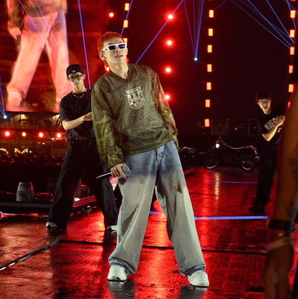 Chi Pu diện mốt quàng khăn "bà ngoại" giống G-Dragon, đơn giản mà vẫn đẹp Chi Pu diện mốt quàng khăn "bà ngoại" giống G-Dragon, đơn giản mà vẫn đẹp