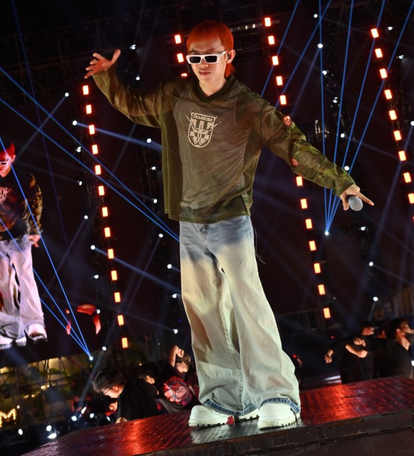 Chi Pu diện mốt quàng khăn "bà ngoại" giống G-Dragon, đơn giản mà vẫn đẹp Chi Pu diện mốt quàng khăn "bà ngoại" giống G-Dragon, đơn giản mà vẫn đẹp