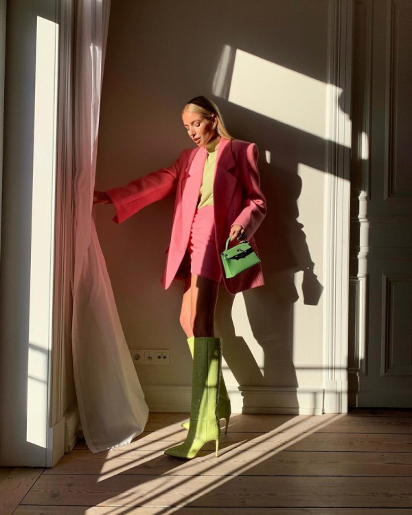 Chị em da ngăm nên chọn trang phục màu gì vào mùa hè? Chị em da ngăm nên chọn trang phục màu gì vào mùa hè?