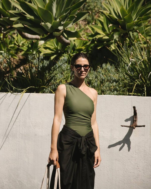 Chị em da ngăm nên chọn trang phục màu gì vào mùa hè? Chị em da ngăm nên chọn trang phục màu gì vào mùa hè?