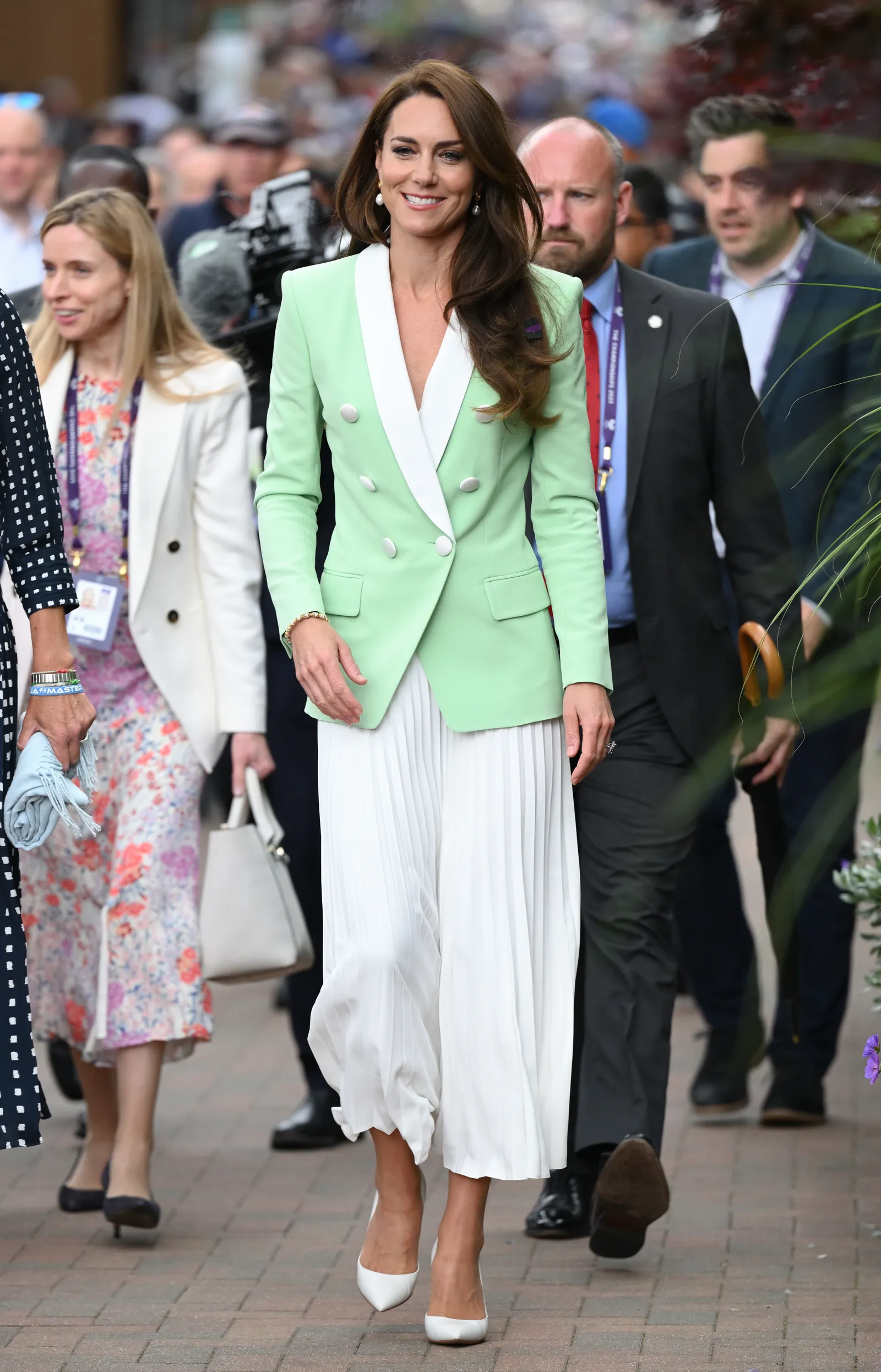 Chiếc áo tạo nên phong cách đặc trưng của Vương phi Kate Middleton