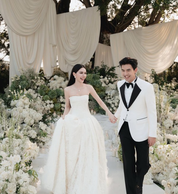 Chiếc váy cưới tôn phong cách cho 