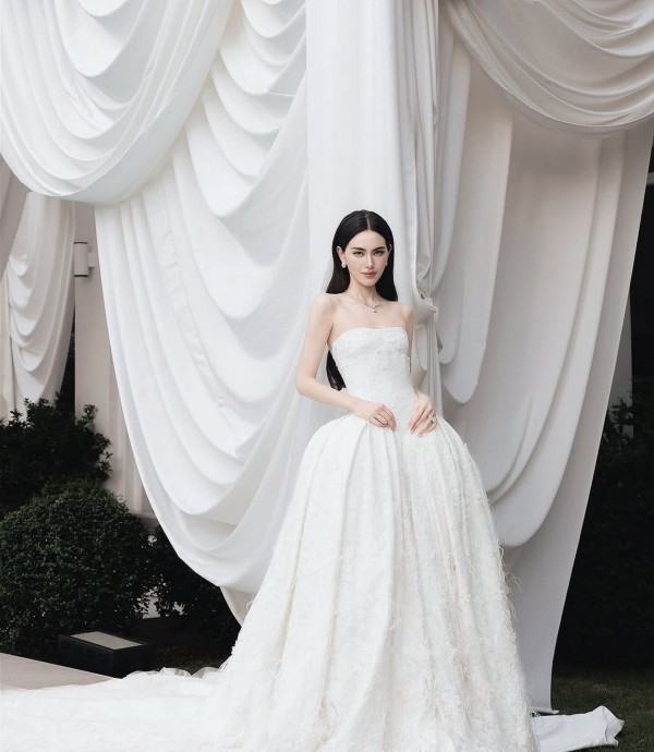 Chiếc váy cưới tôn phong cách cho 