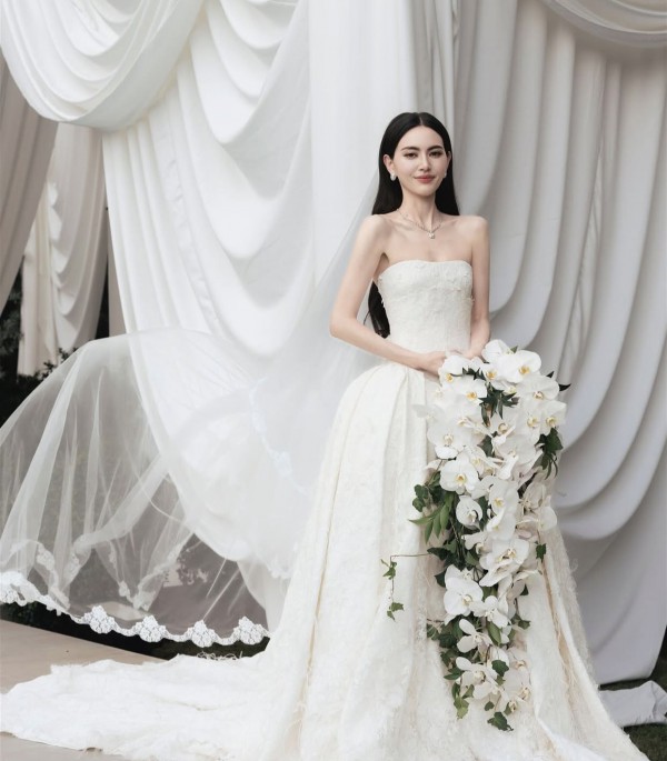 Chiếc váy cưới tôn phong cách cho 