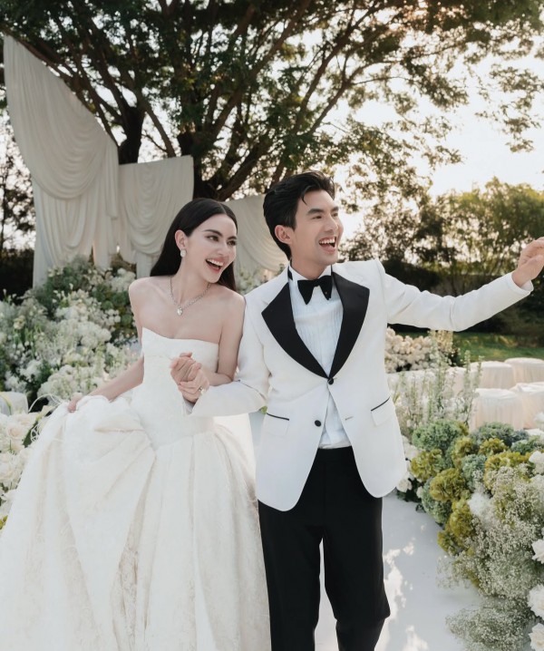 Chiếc váy cưới tôn phong cách cho 