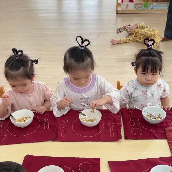 Cô giáo mầm non kiêm nhà tạo mẫu tóc, dân mạng bật cười vì quá ngộ nghĩnh Cô giáo mầm non kiêm nhà tạo mẫu tóc, dân mạng bật cười vì quá ngộ nghĩnh