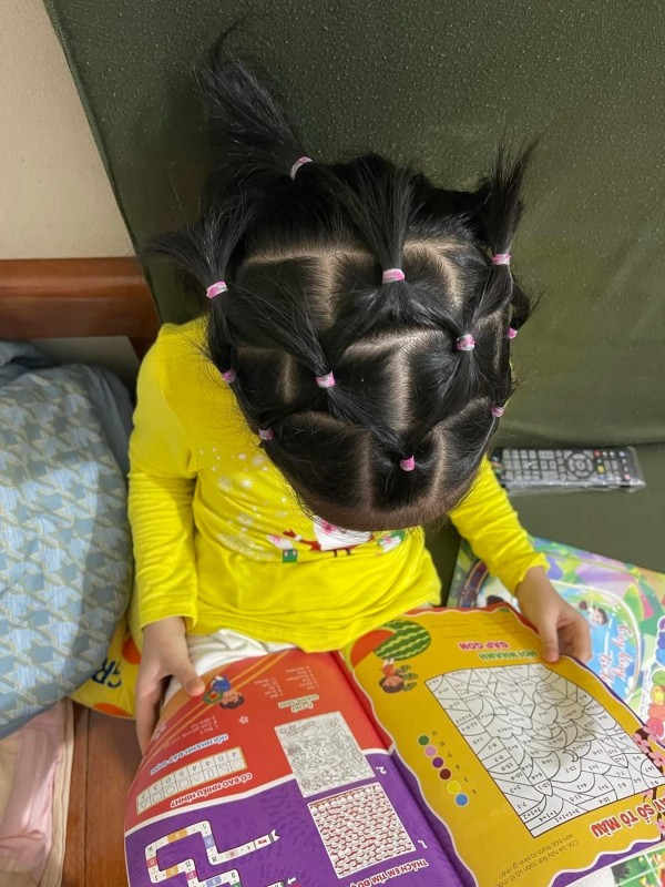 Cô giáo mầm non kiêm nhà tạo mẫu tóc, dân mạng bật cười vì quá ngộ nghĩnh Cô giáo mầm non kiêm nhà tạo mẫu tóc, dân mạng bật cười vì quá ngộ nghĩnh