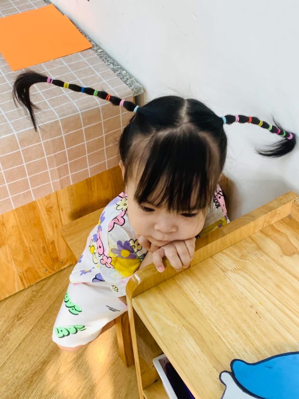 Cô giáo mầm non kiêm nhà tạo mẫu tóc, dân mạng bật cười vì quá ngộ nghĩnh Cô giáo mầm non kiêm nhà tạo mẫu tóc, dân mạng bật cười vì quá ngộ nghĩnh