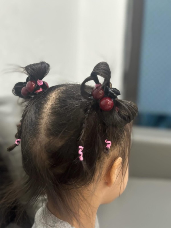 Cô giáo mầm non kiêm nhà tạo mẫu tóc, dân mạng bật cười vì quá ngộ nghĩnh Cô giáo mầm non kiêm nhà tạo mẫu tóc, dân mạng bật cười vì quá ngộ nghĩnh