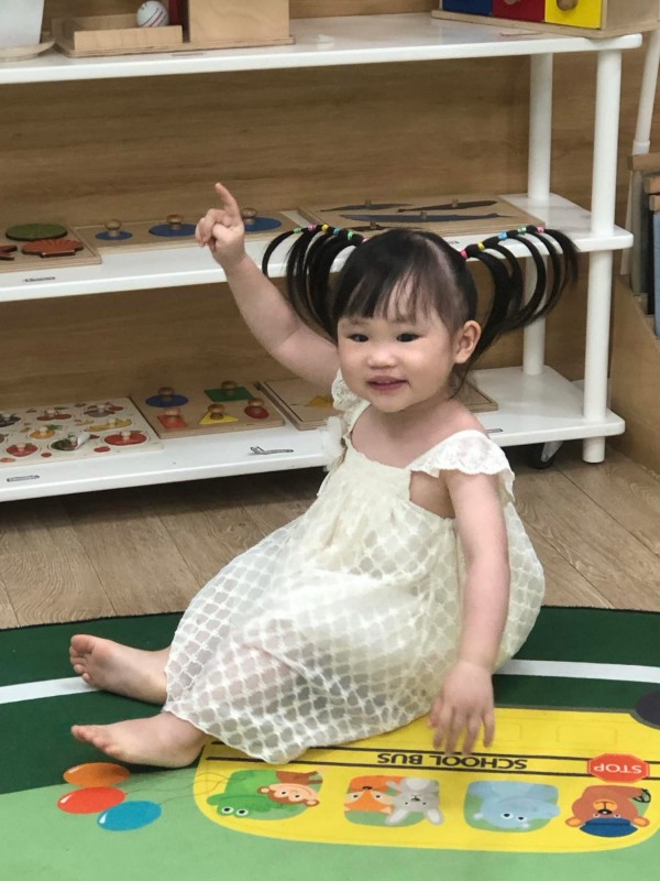 Cô giáo mầm non kiêm nhà tạo mẫu tóc, dân mạng bật cười vì quá ngộ nghĩnh Cô giáo mầm non kiêm nhà tạo mẫu tóc, dân mạng bật cười vì quá ngộ nghĩnh