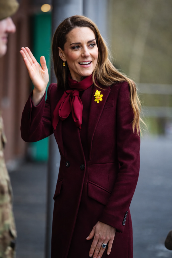 Công nương Kate Middleton khẳng định đẳng cấp thời trang với sắc đỏ rượu vang