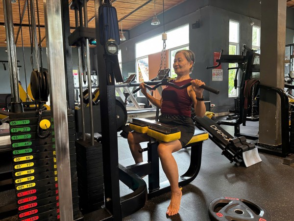 Cụ bà 72 tuổi ở Gia Lai mỗi ngày vẫn tập gym, nâng tạ