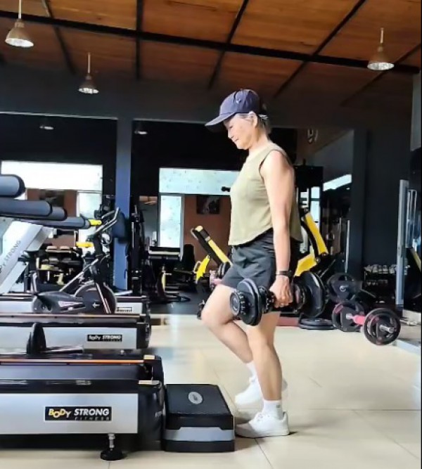 Cụ bà 72 tuổi ở Gia Lai mỗi ngày vẫn tập gym, nâng tạ