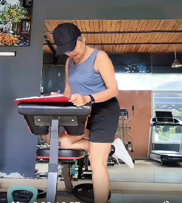 Cụ bà 72 tuổi ở Gia Lai mỗi ngày vẫn tập gym, nâng tạ