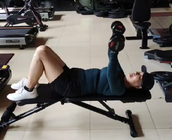 Cụ bà 72 tuổi ở Gia Lai mỗi ngày vẫn tập gym, nâng tạ