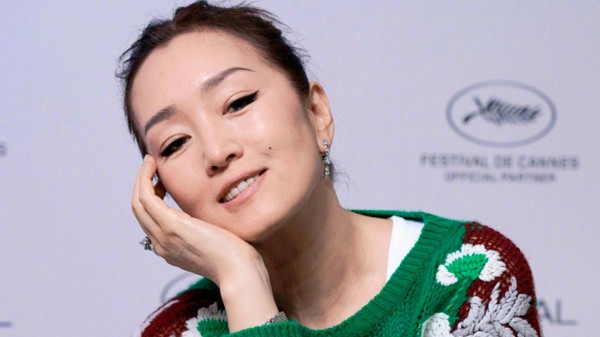 Củng Lợi ưu tiên dưỡng da từ bên trong để trẻ đẹp tuổi U60