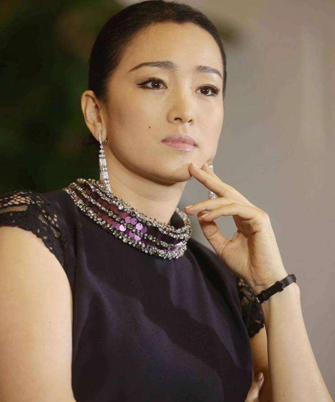 Củng Lợi ưu tiên dưỡng da từ bên trong để trẻ đẹp tuổi U60