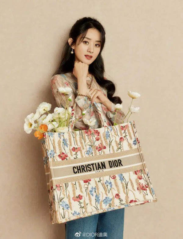 Cùng xách túi Dior nhưng vì đâu Jisoo được khen còn Triệu Lệ Dĩnh bị bảo thiếu khí chất? Cùng xách túi Dior nhưng vì đâu Jisoo được khen còn Triệu Lệ Dĩnh bị bảo thiếu khí chất?