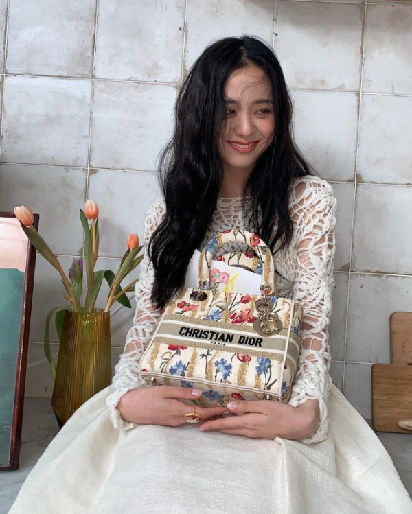 Cùng xách túi Dior nhưng vì đâu Jisoo được khen còn Triệu Lệ Dĩnh bị bảo thiếu khí chất? Cùng xách túi Dior nhưng vì đâu Jisoo được khen còn Triệu Lệ Dĩnh bị bảo thiếu khí chất?