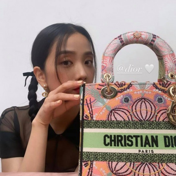 Cùng xách túi Dior nhưng vì đâu Jisoo được khen còn Triệu Lệ Dĩnh bị bảo thiếu khí chất? Cùng xách túi Dior nhưng vì đâu Jisoo được khen còn Triệu Lệ Dĩnh bị bảo thiếu khí chất?