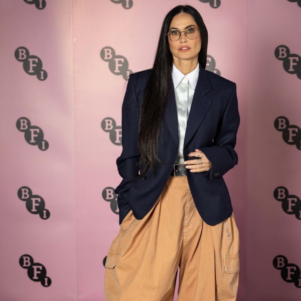 Da mịn màng, tóc bóng mượt của Demi Moore ở tuổi 62