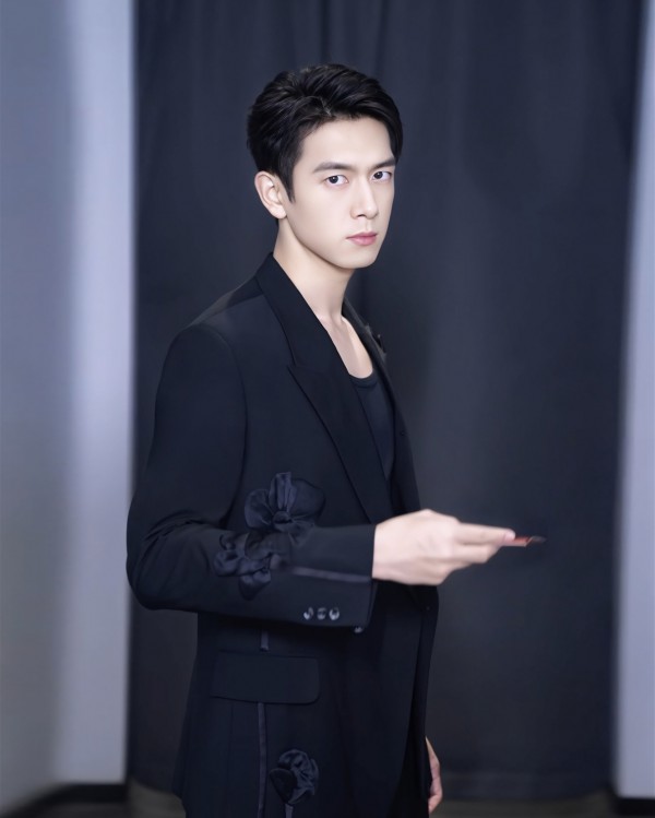 Dàn mỹ nam Cbiz "đọ" vẻ điển trai khi cùng diện vest của NTK Trần Hùng