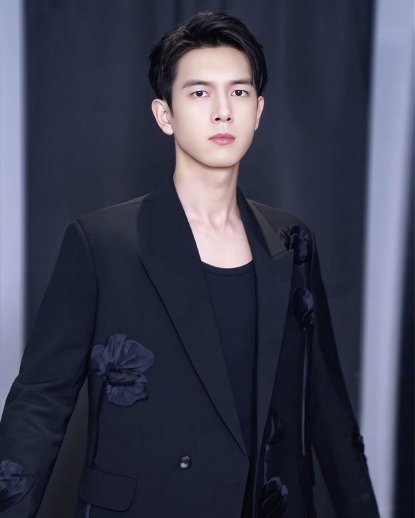 Dàn mỹ nam Cbiz "đọ" vẻ điển trai khi cùng diện vest của NTK Trần Hùng