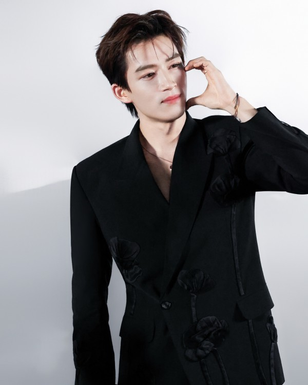 Dàn mỹ nam Cbiz "đọ" vẻ điển trai khi cùng diện vest của NTK Trần Hùng