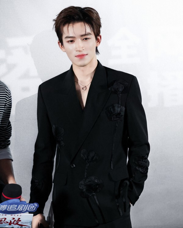 Dàn mỹ nam Cbiz "đọ" vẻ điển trai khi cùng diện vest của NTK Trần Hùng