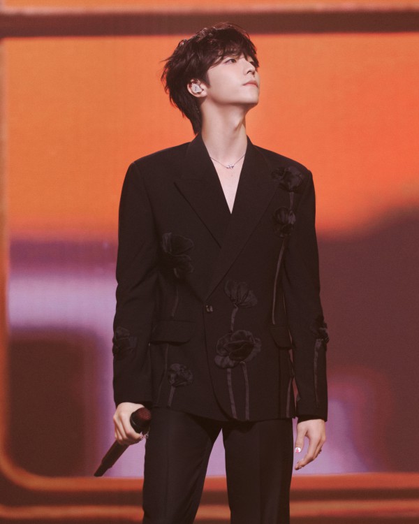 Dàn mỹ nam Cbiz "đọ" vẻ điển trai khi cùng diện vest của NTK Trần Hùng