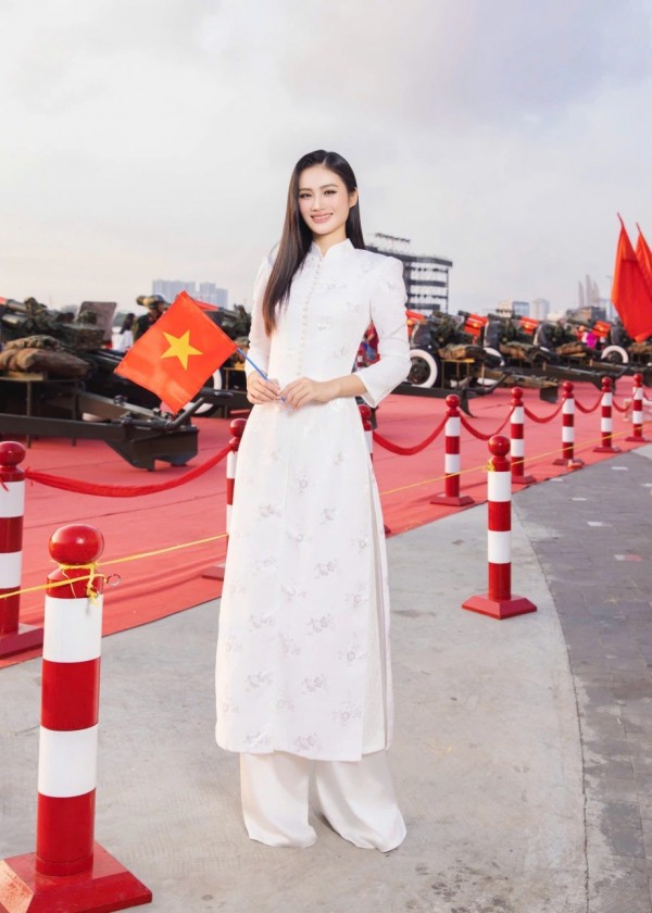 Dàn mỹ nhân Vbiz diện áo dài khoe sắc dịp đại lễ 30/4 Dàn mỹ nhân Vbiz diện áo dài khoe sắc dịp đại lễ 30/4