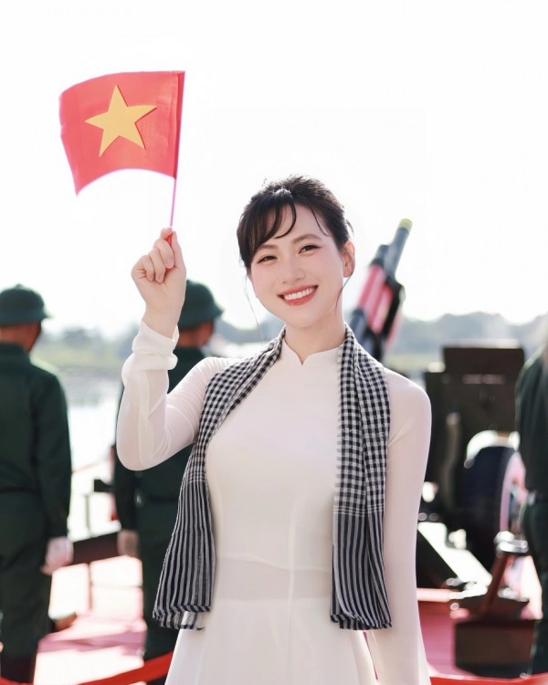 Dàn mỹ nhân Vbiz diện áo dài khoe sắc dịp đại lễ 30/4 Dàn mỹ nhân Vbiz diện áo dài khoe sắc dịp đại lễ 30/4