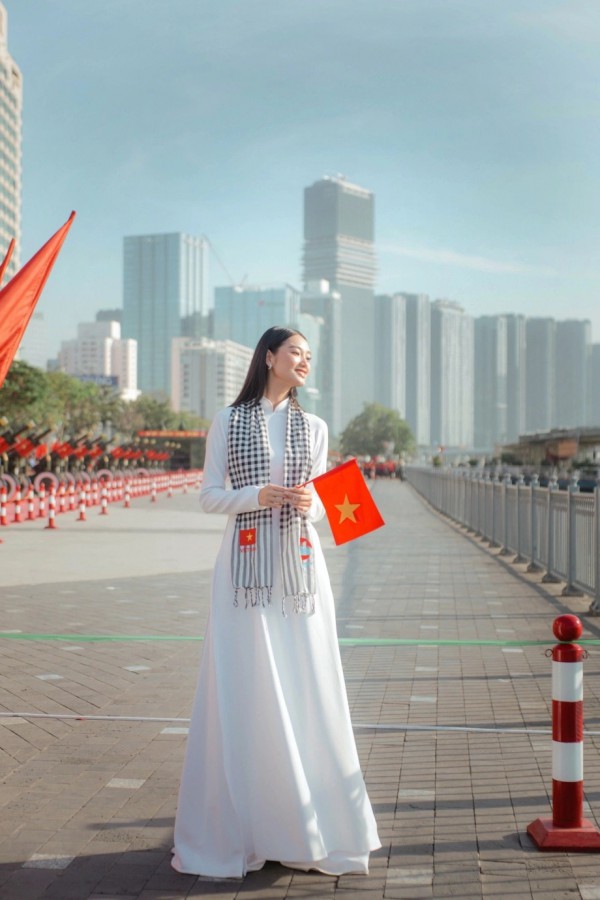 Dàn mỹ nhân Vbiz diện áo dài khoe sắc dịp đại lễ 30/4 Dàn mỹ nhân Vbiz diện áo dài khoe sắc dịp đại lễ 30/4