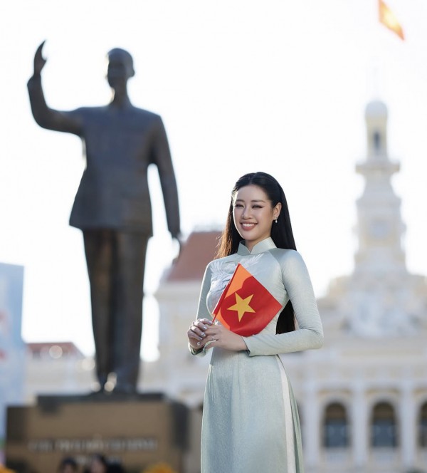 Dàn mỹ nhân Vbiz diện áo dài khoe sắc dịp đại lễ 30/4 Dàn mỹ nhân Vbiz diện áo dài khoe sắc dịp đại lễ 30/4