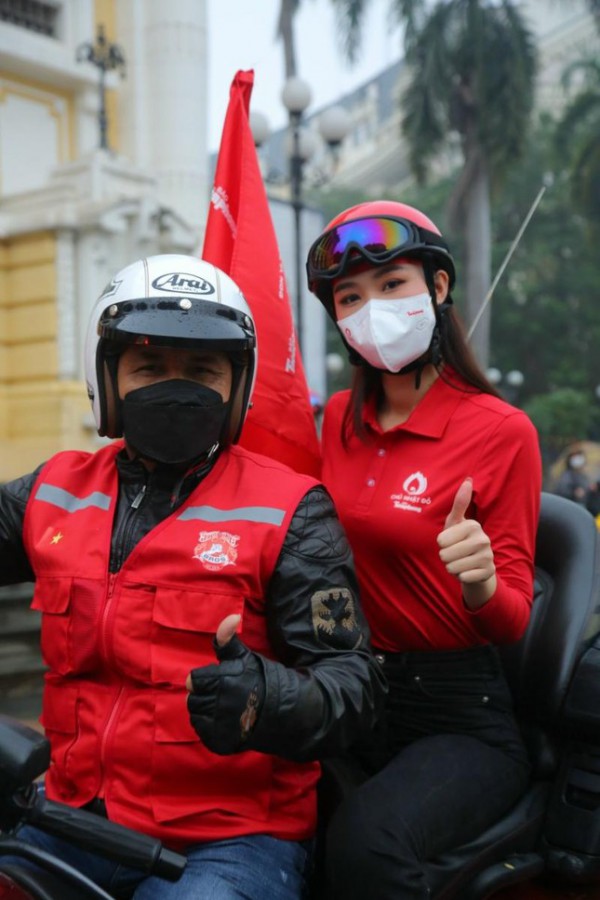 Dàn người đẹp Việt diễu hành hoành tráng cùng mô tô phấn khối lớn tại sự kiện Chủ Nhật Đỏ