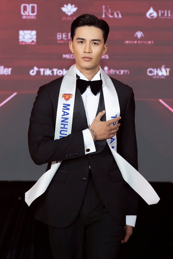 Dàn thí sinh Manhunt Vietnam nhận sash, tranh ngôi vị nam vương Dàn thí sinh Manhunt Vietnam nhận sash, tranh ngôi vị nam vương